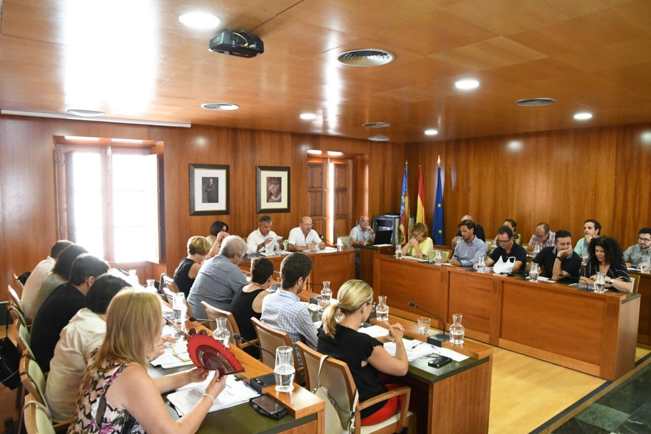 La corporación municipal en una sesión plenaria