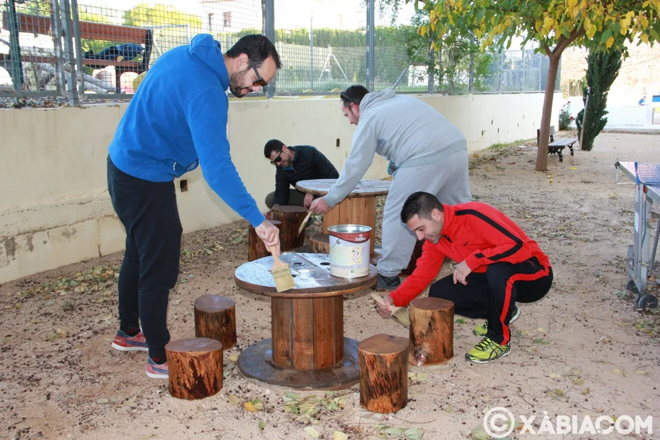 Labores de mantenimiento de la zona de picnic