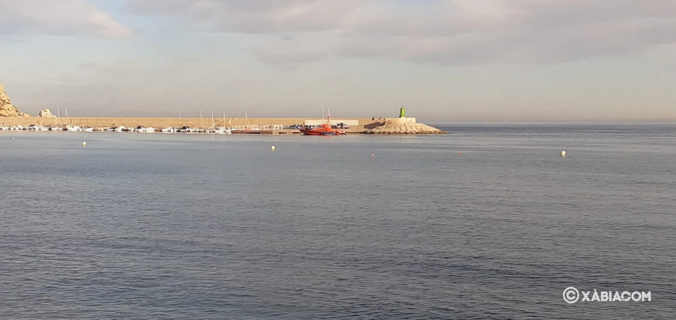 Llegada de Salvamar al puerto de Xàbia