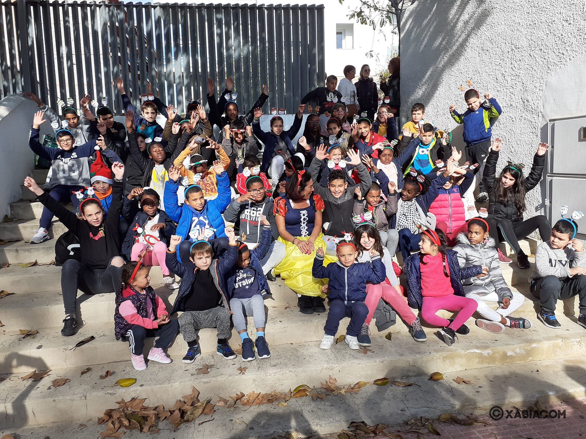 Imagen: Los niños y niñas del Preventorio de Gandia celebran la fiesta de Navidad