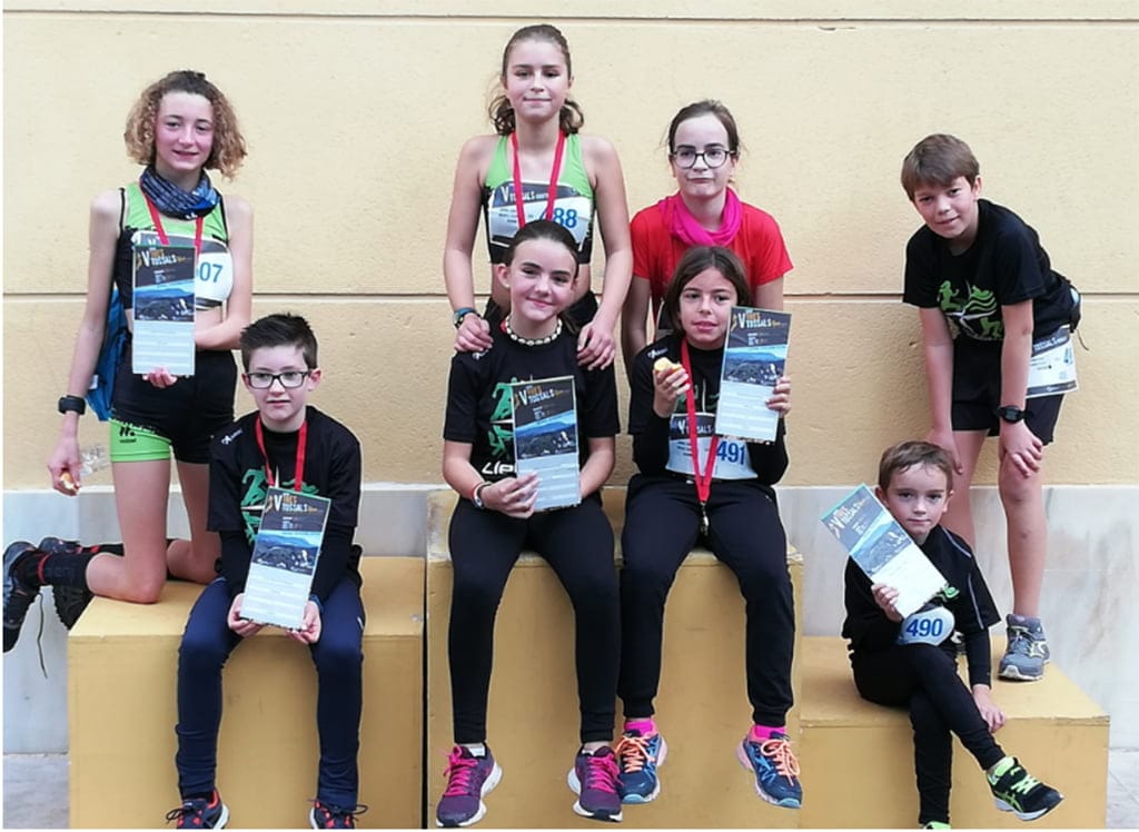 Imagen: Los peques con sus trofeos