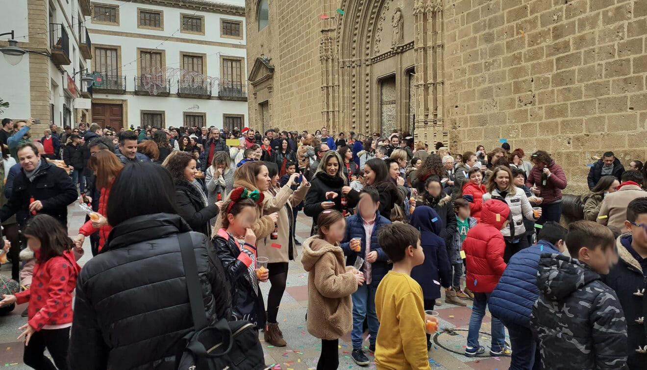 Los vecinos se reunen para tomar los 12 gajos
