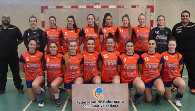 Imagen: María Cardona dorsal 13 con la Selección Valenciana Juvenil de balonmano