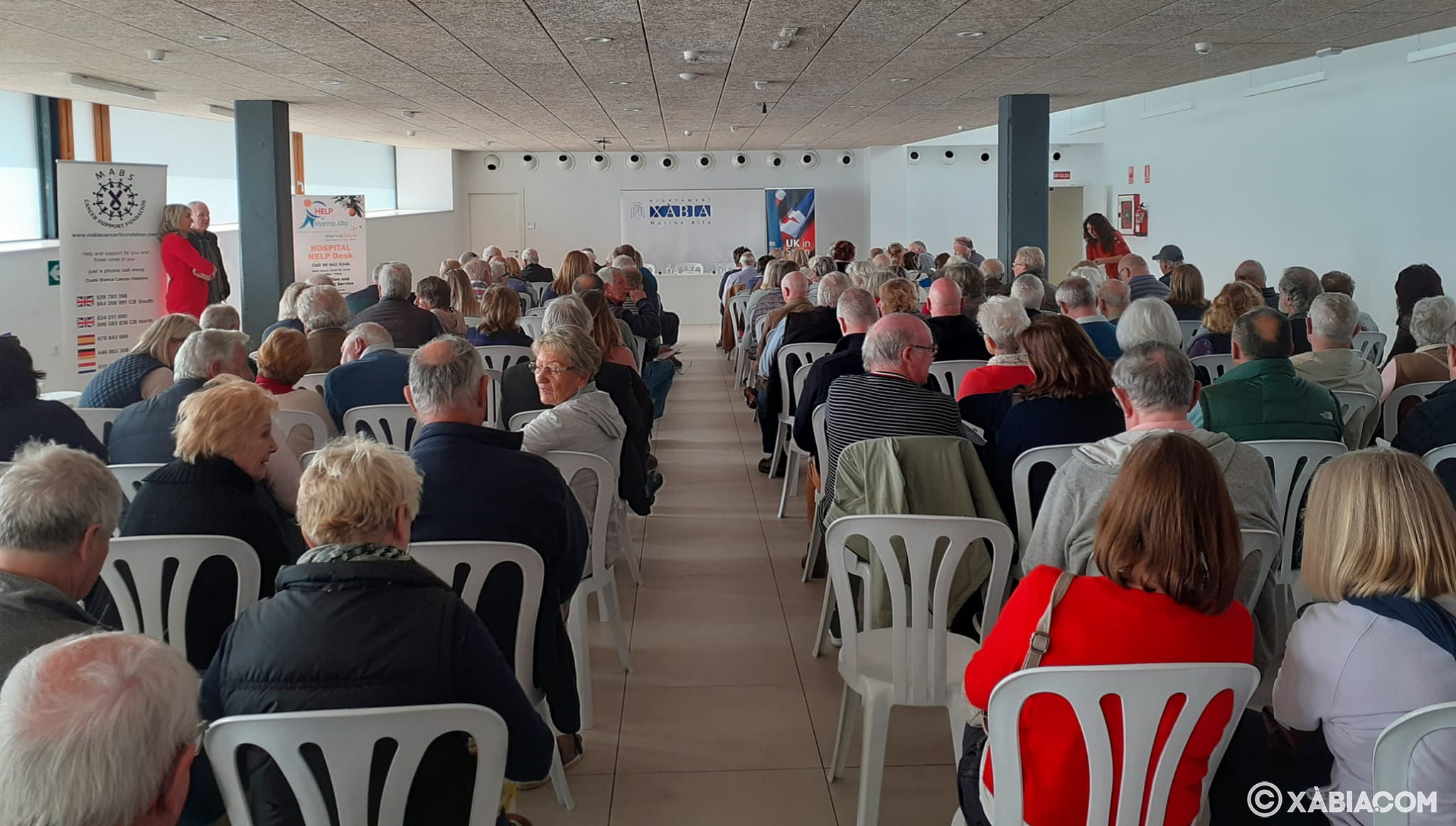 Más de 100 residentes acuden al encuentro informativo sobre el Bréxit