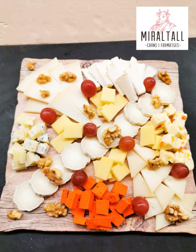 Imagen: Miraltall Carns i Formatges - Enorme variedad de quesos