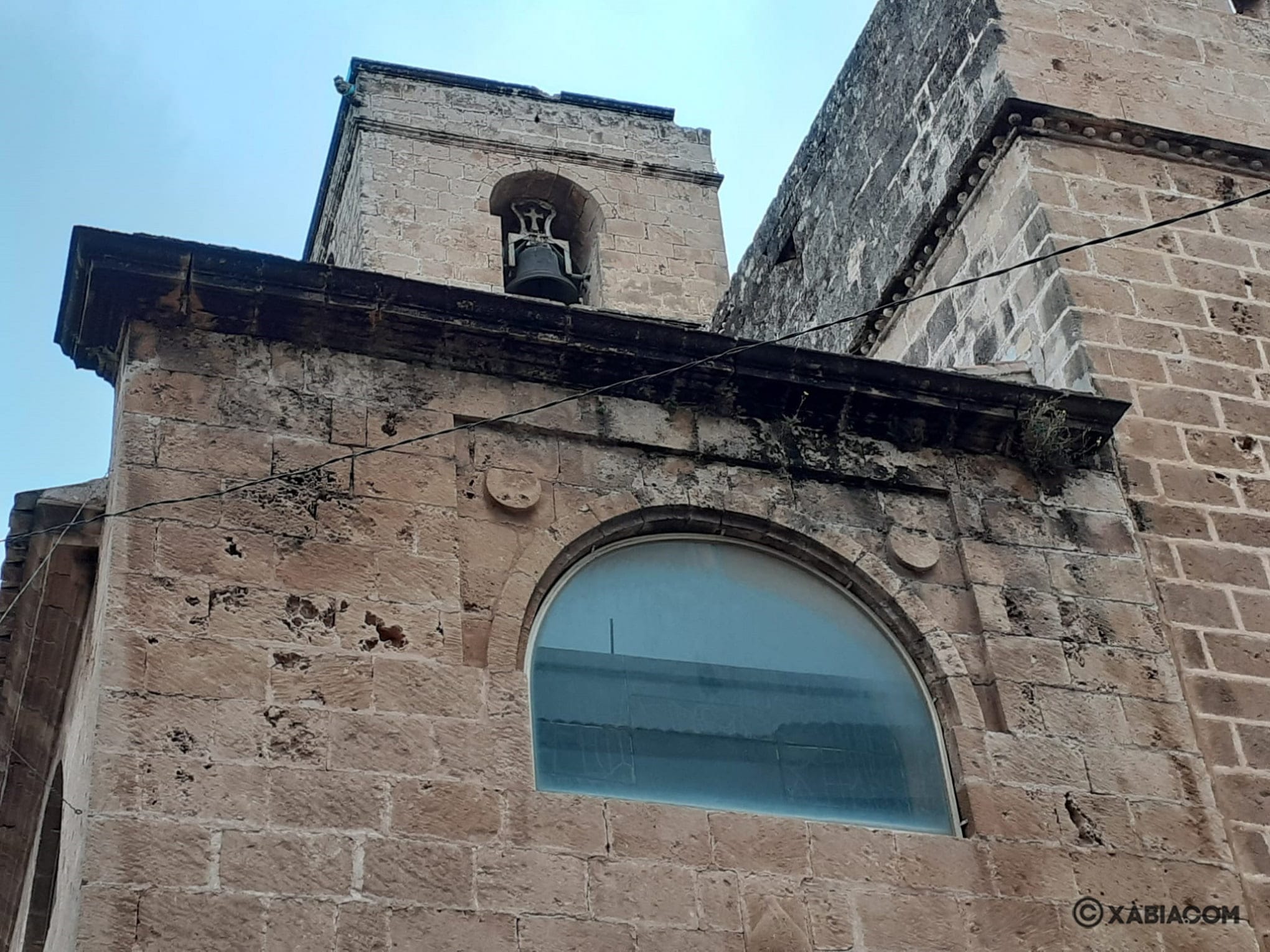 Imagen: Parte de la Iglesia afectada por la caída de un rayo (arriba del campanario)
