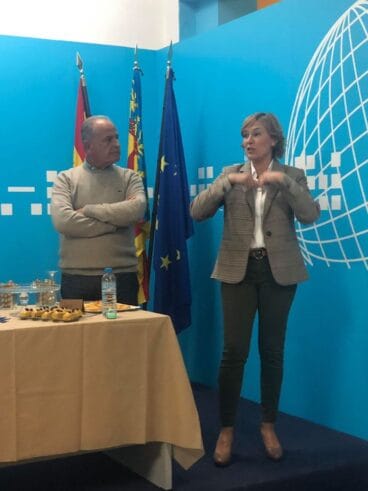 Rosa Cardona dirigiéndose a los asistentes