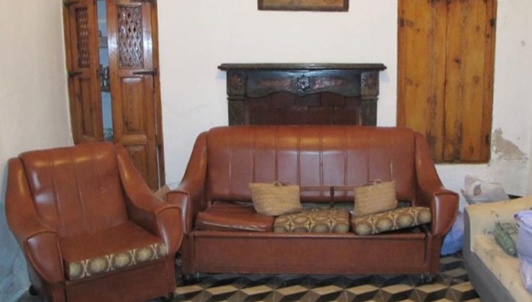 Sala con mobiliario antiguo en una casa - AR Luxury Living