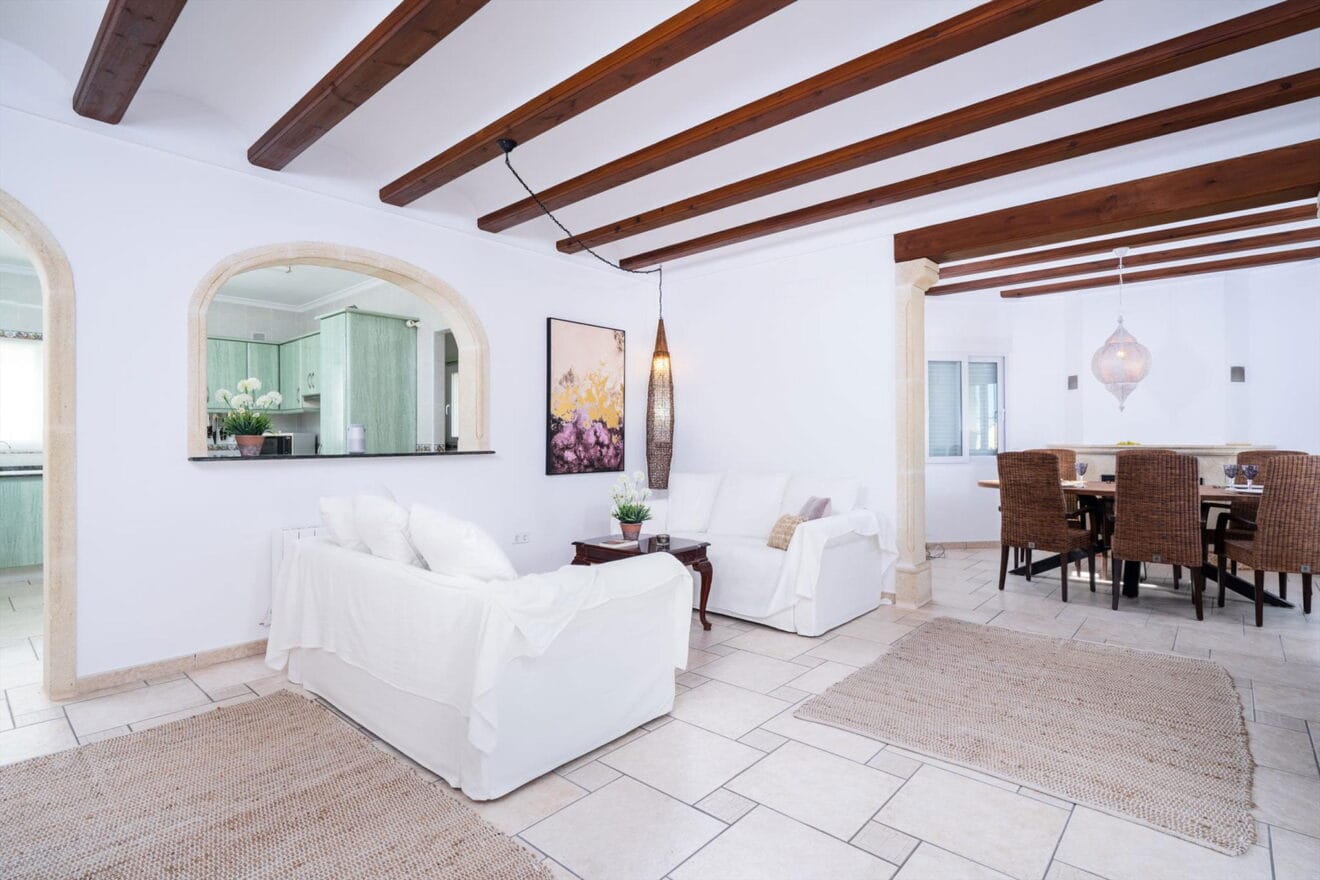 Luminoso y moderno salón en una casa de vacaciones - Aguila Rent a Villa