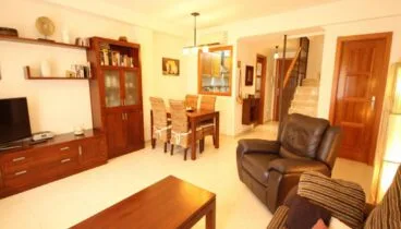 Salón y recibidor de un dúplex en venta en Jávea – Atina Inmobiliaria