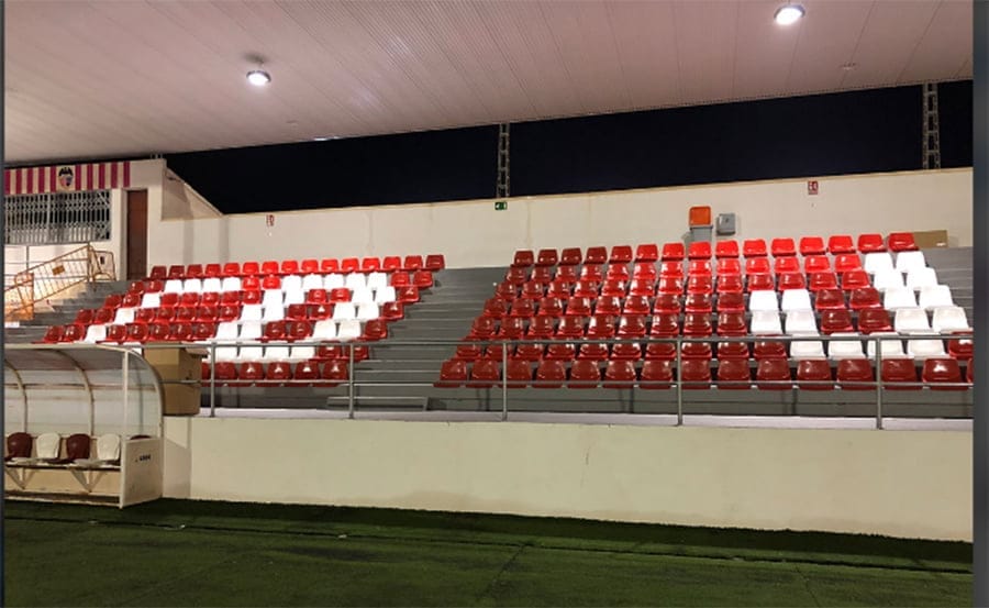 Imagen: Sillas instaladas en la grada gracias a la aportación de Miralbo