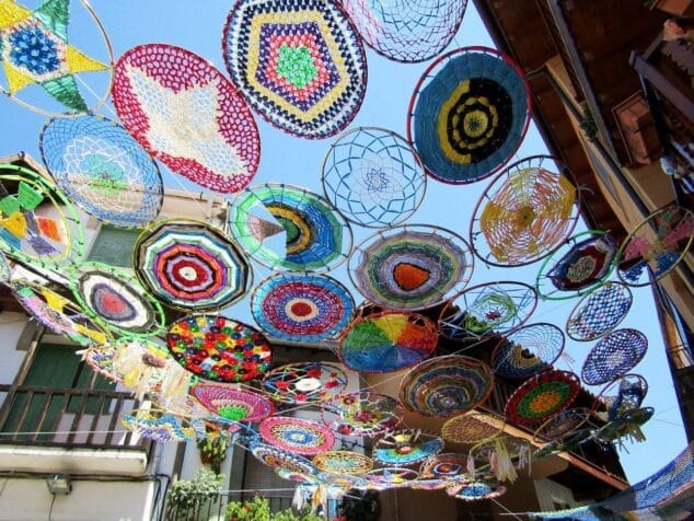 Imagen: teixint-carrer1