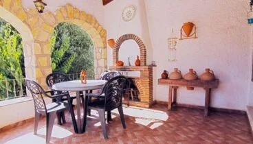 Terraza cubierta en un chalet en venta en Balcón al Mar – MORAGUESPONS Mediterranean Houses