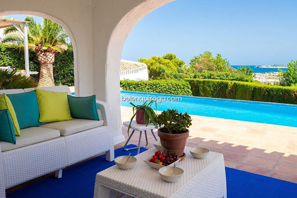 Terraza con vistas al mar en un chalet en venta en Monte Puchol – Inmobiliaria Belen Quiroga