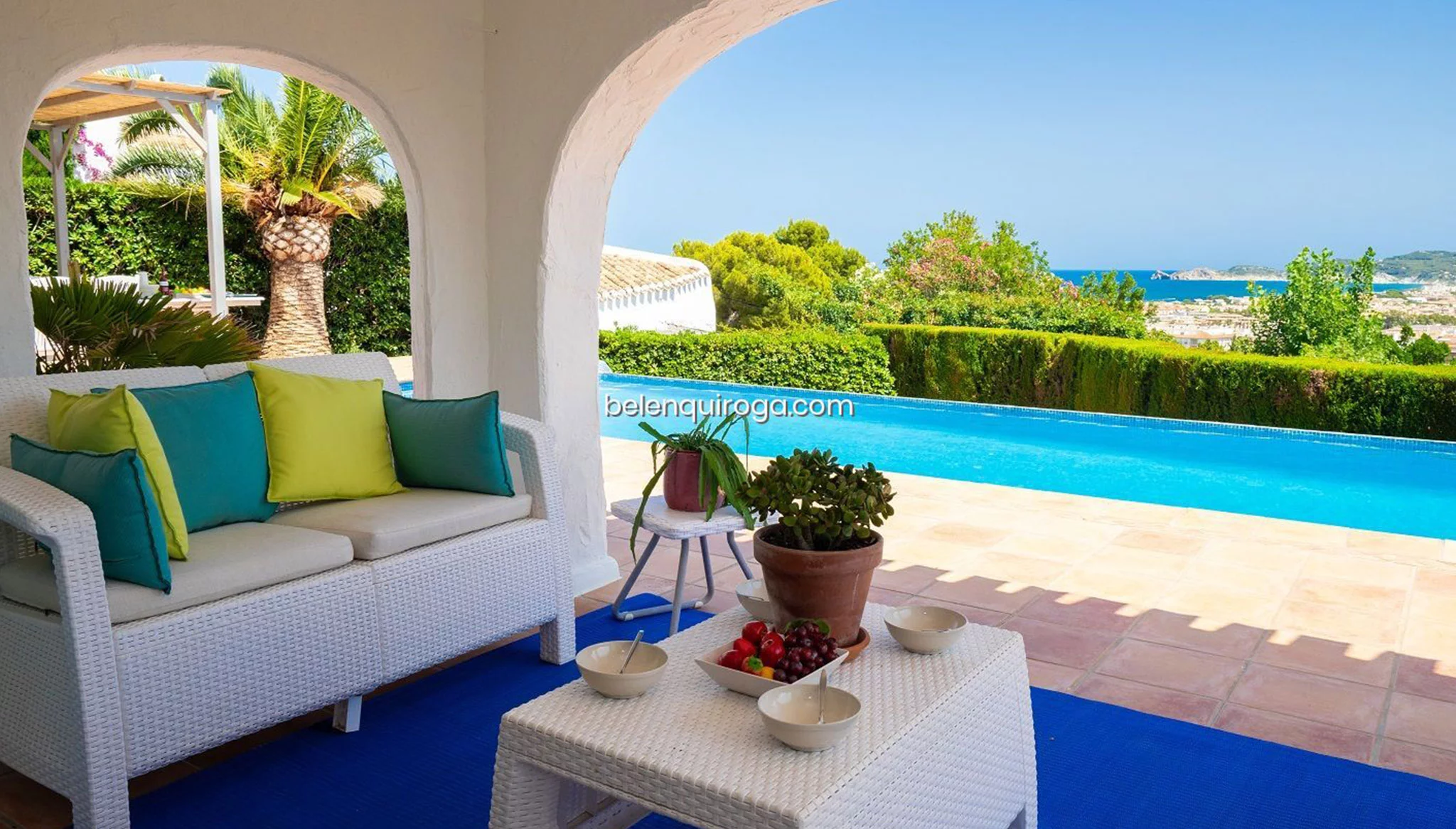 Terraza cubierta con vistas al mar en un chalet en venta en Monte Puchol – Inmobiliaria Belen Quiroga
