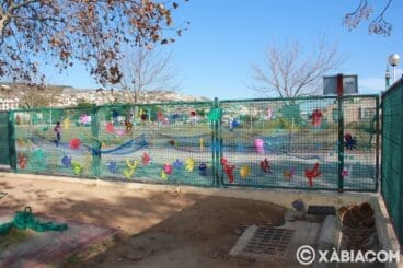 Valla decorada en el patio del colegio Trenc d’Alba