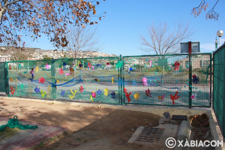 Valla decorada en el patio del colegio Trenc d'Alba
