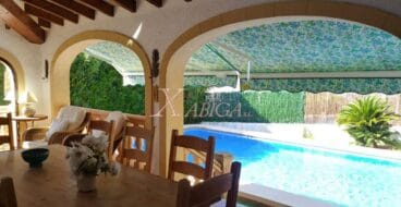 Ventanales con vistas a la piscina en una casa en venta – Xabiga Inmobiliaria