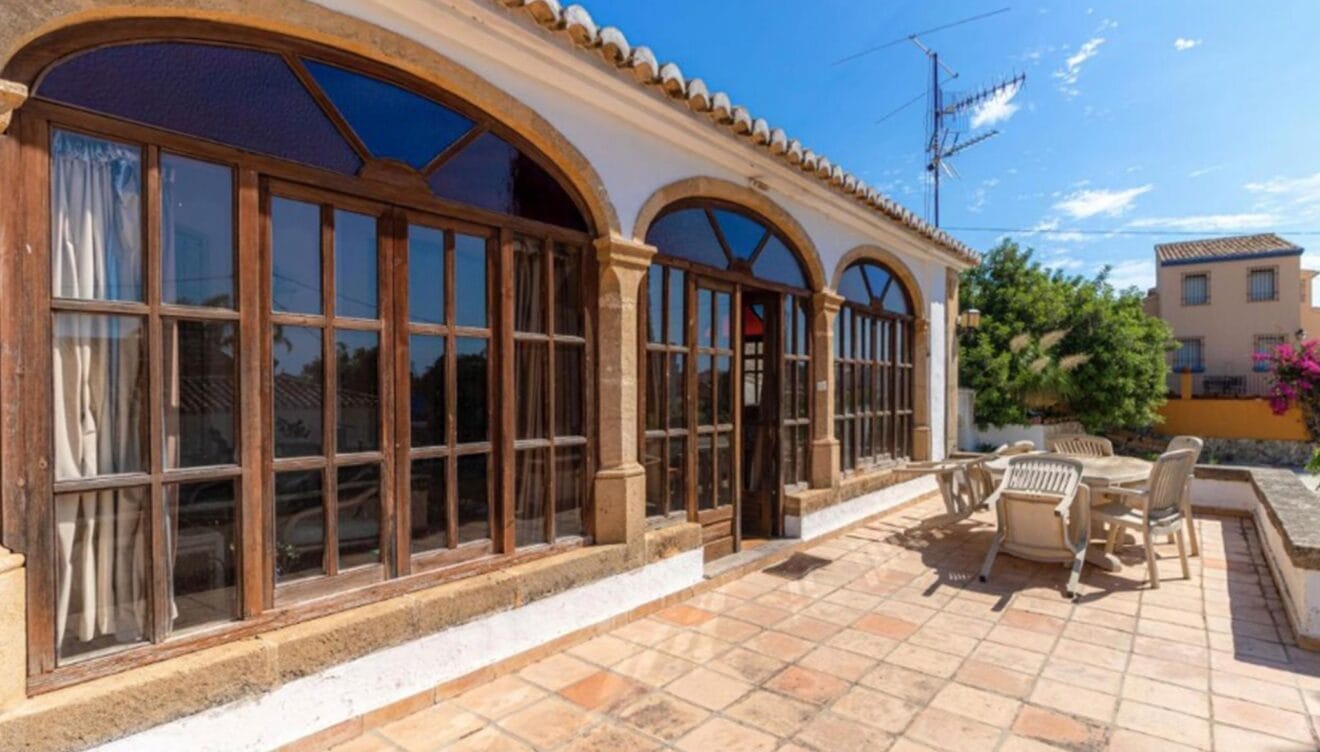 Ventanales en un chalet de estilo tradicional en Jávea - Vicens Ash Properties