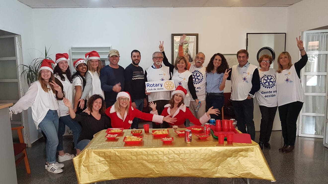 Visita del Club Rotary a los mayores en Navidad