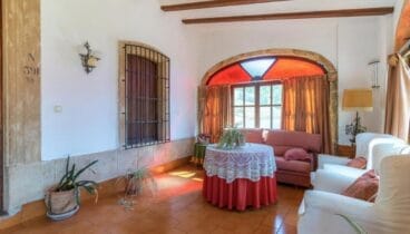 Zona de estar con mobiliario tradicional en un chalet en venta en Jávea – Vicens Ash Properties