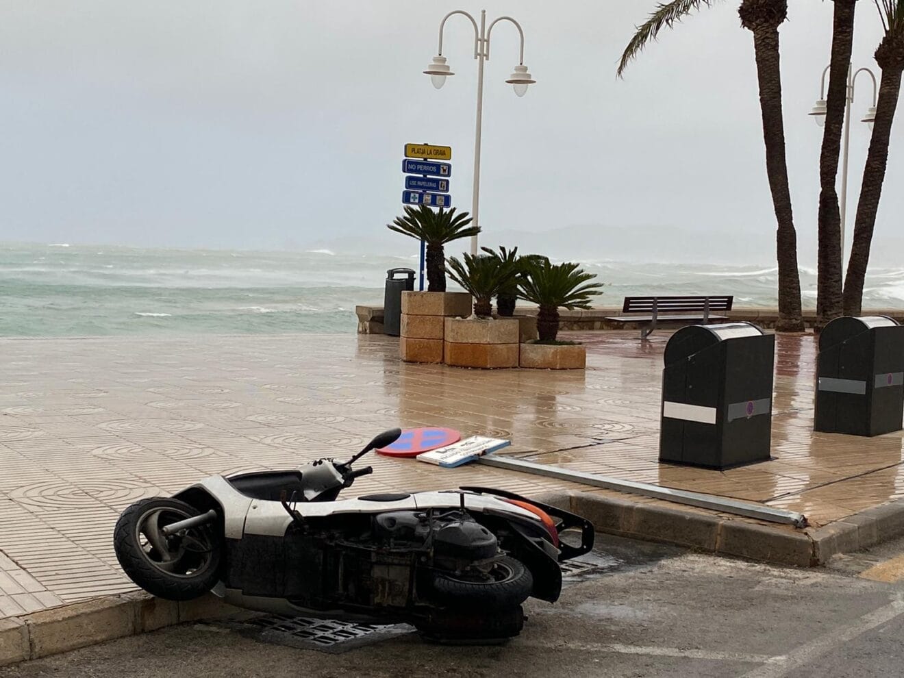 Una motocicleta cae a causa del viento