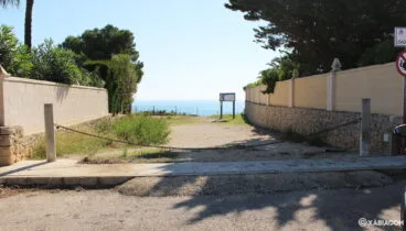 Camino por el que se llega al mirador de Les Pesqueres, cortado con una cadena