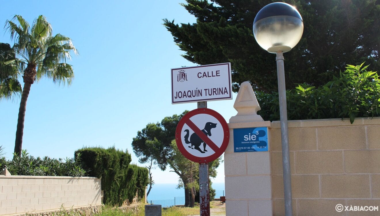 Calle por la que se accede al mirador de Les Pesqueres