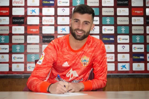 Imagen: Antonio Sivera firmando con su nuevo equipo