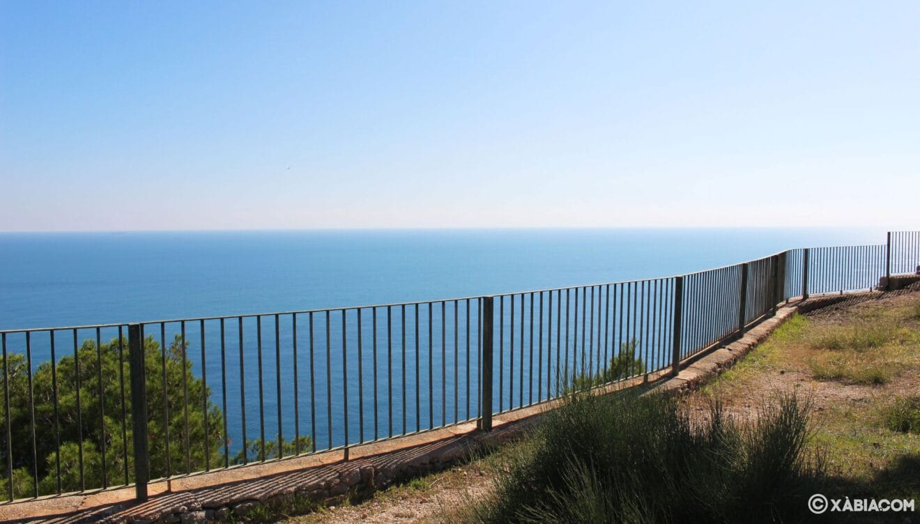 Barandilla a lo largo del mirador de Les Pesqueres