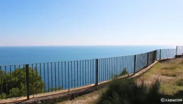 Barandilla a lo largo del mirador de Les Pesqueres