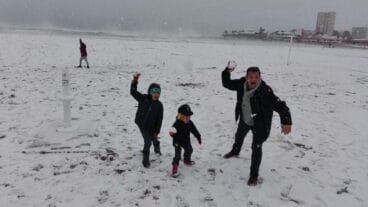 Batalla de bolas de nieve en la playa