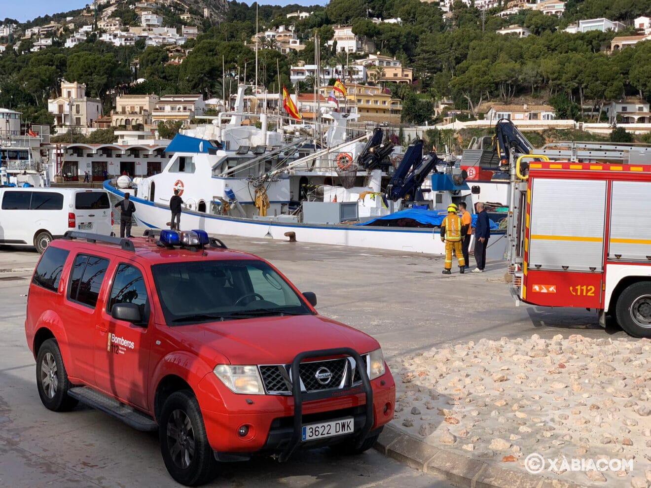 Bomberos sofoca el incendio producido en un barco pesquero