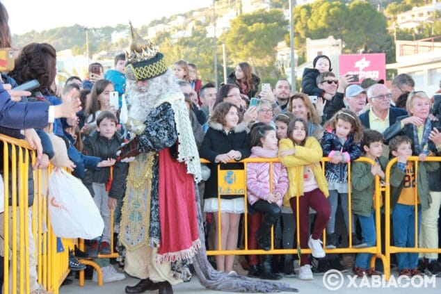 Imagen: Melchor saluda a los niños y niñas a su llegada al puerto