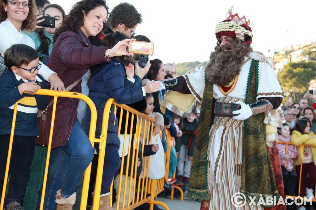 Gaspar saluda a los niños y niñas a su llegada al puerto