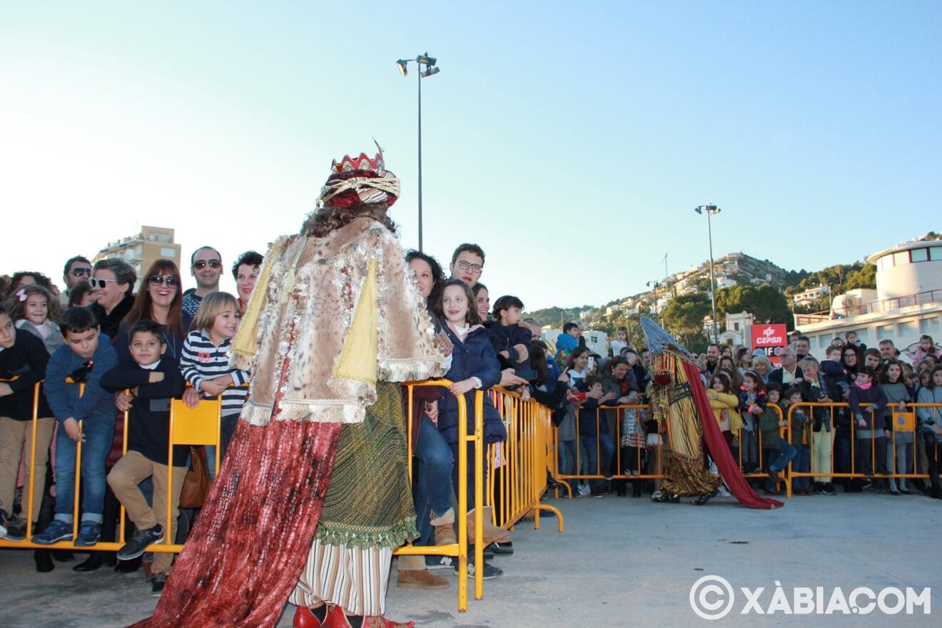 Baltasar saluda a los niños y niñas a su llegada al puerto