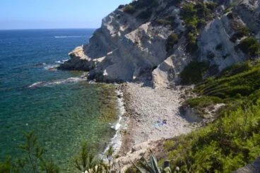 Cala Blanca, la zona de costa que mantuvo virgen André Lambert, y donde se instaló en Jávea (Foto: Asociación Amics del Museu de Xàbia)