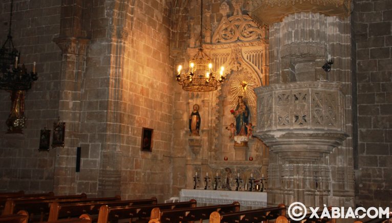 Capilla y púlpito en el interior de la Iglesia Fortaleza de San Bartolomé