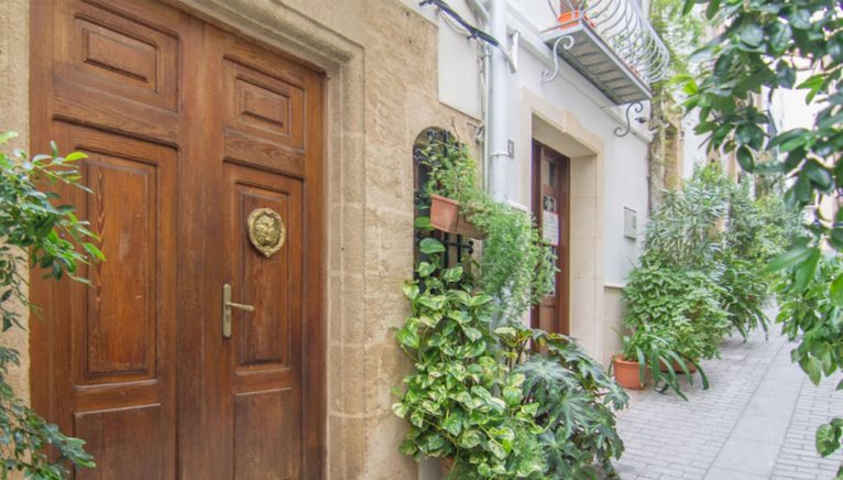 Porta d'entrada a una casa de poble en venda al centre de Xàbia - MORAGUESPONS Mediterranean Houses