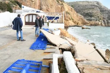 Chulvi y Obiol revisando los desperfectos de la zona del Tangó