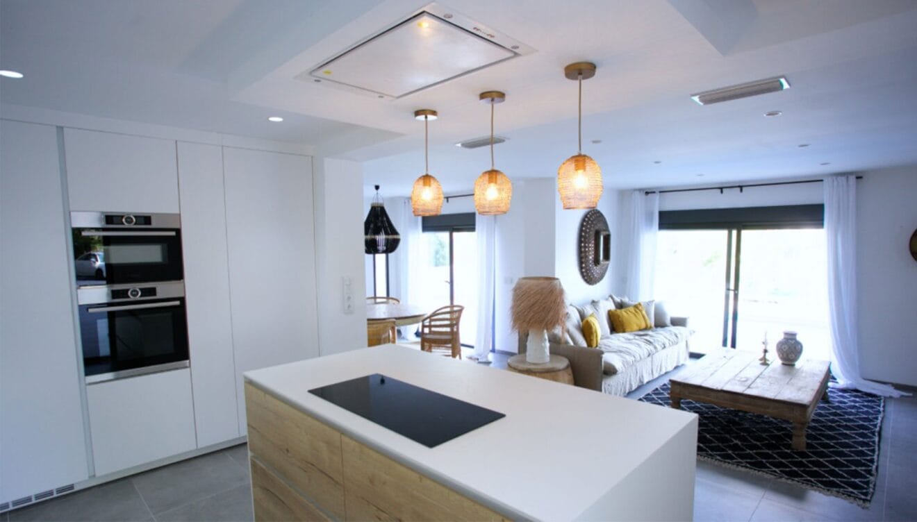 Cocina con isla y equipada totalmente - Fine & Country Costa Blanca Norte