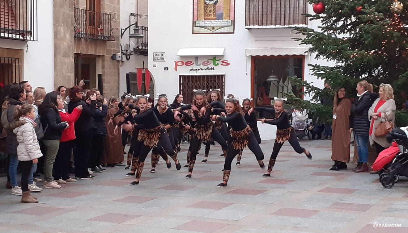 Danza para recibir a los Carteros Reales