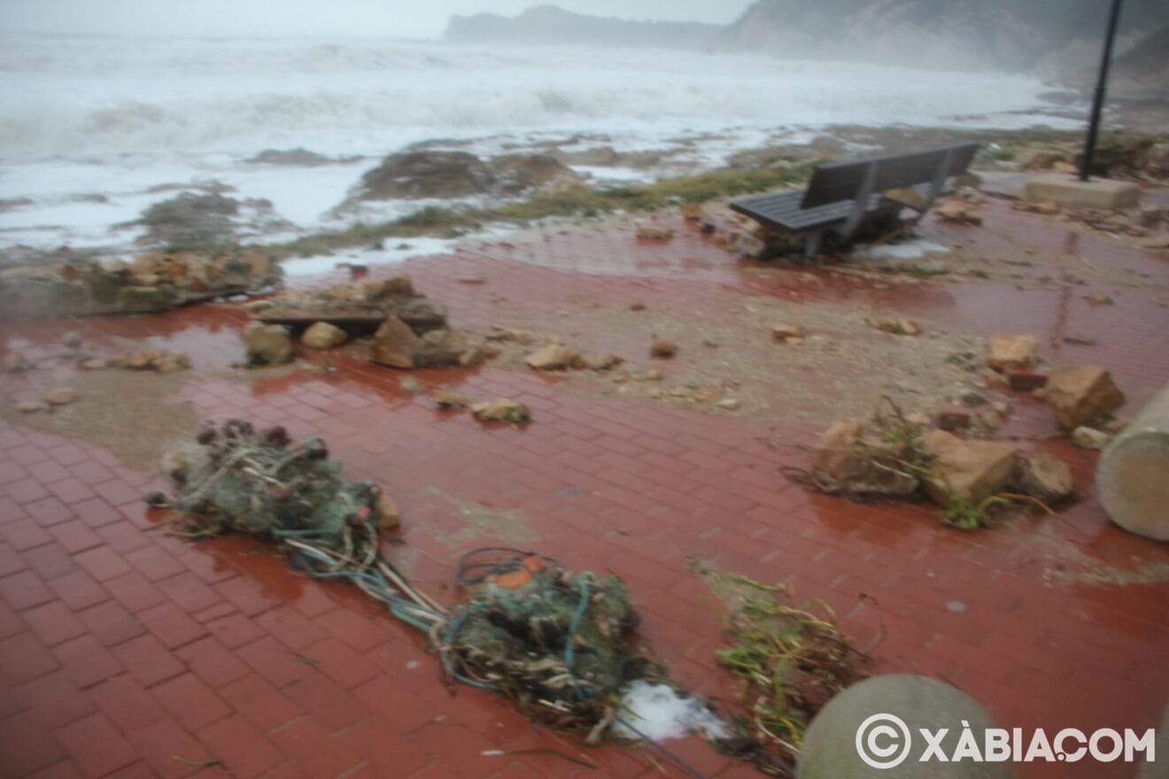 Destrozos del temporal de lluvia, viento y mar en Xàbia (12)