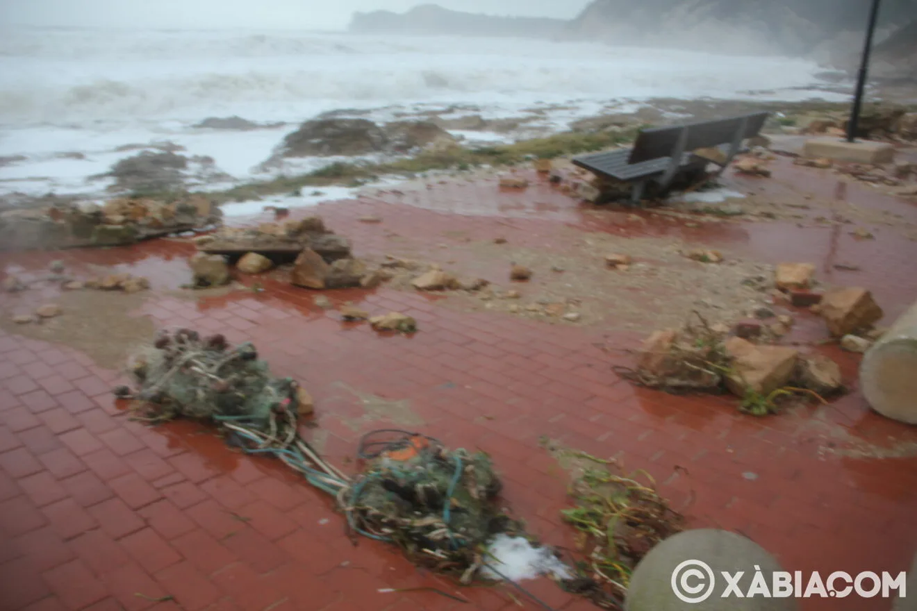 Destrozos del temporal de lluvia, viento y mar en Xàbia (12)