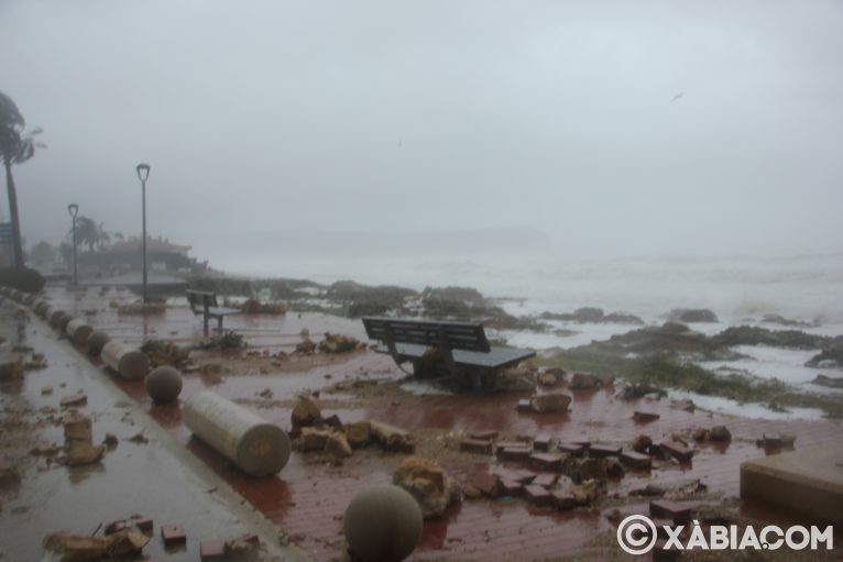 Destrozos del temporal de lluvia, viento y mar en Xàbia (13)