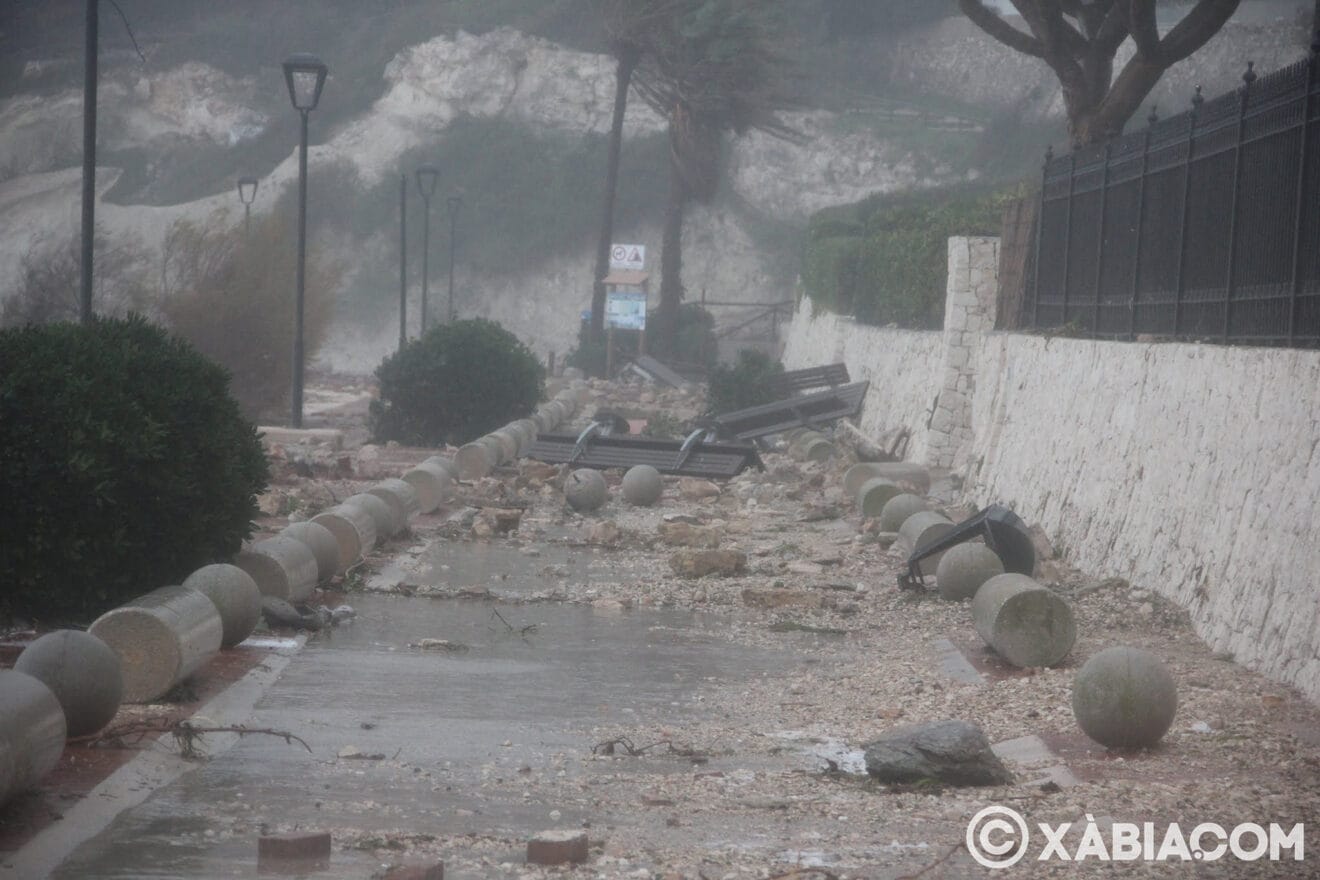 Destrozos del temporal de lluvia, viento y mar en Xàbia