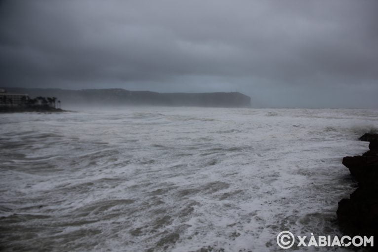 Destrozos del temporal de lluvia, viento y mar en Xàbia (17)