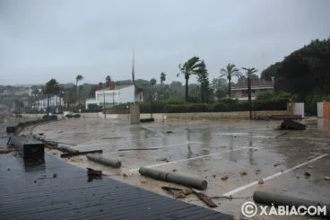 Destrozos del temporal de lluvia, viento y mar en Xàbia (2)