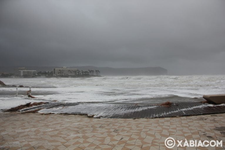 Destrozos del temporal de lluvia, viento y mar en Xàbia (24)