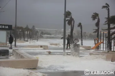 Destrozos del temporal de lluvia, viento y mar en Xàbia